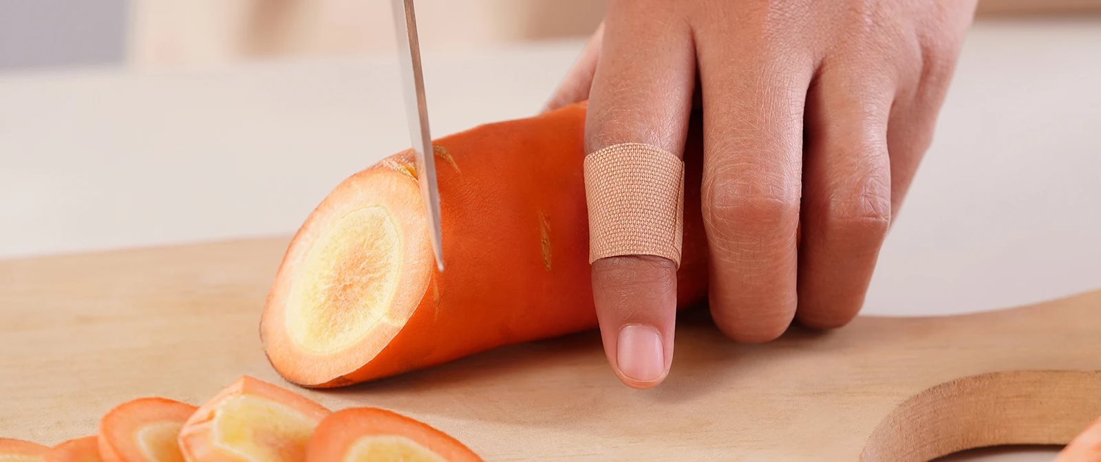 Cara menangani luka sayat yang terjadi saat memasak.