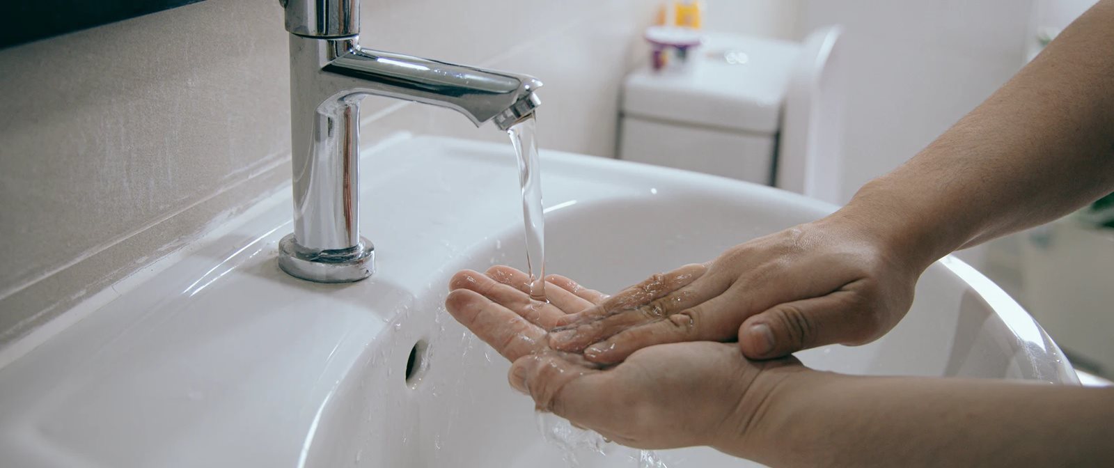 Membersihkan tangan dengan air