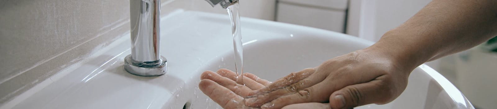 Membersihkan tangan dengan air